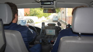 Polisen tänker synas mera i Karis. De ska inte enbart patrullera sittandes i sin bil utan också röra sig till fots. Arkivbild. Trafikpolis.
