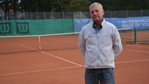 Niklas Rosvall ser fram emot att få förverkliga planerna vid tennisstadion. Ordförande för Hangö Tennisklubb