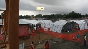 Ett av Läkare utan gränsers ebolabehandlingscenter, 2014. Bild Caroline Van Nespen / MSF Läkare utan gränsers ebola centrum i Monrovia, Liberia. Öppnade 17 augusti 2014. Det största ebola centret någonsin.