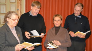 Historiken för SFP i Karis blev klar 2014. Kerstin Ilander till vänster, sedan partikamraterna i Karis Björn Siggberg, Karin Svahnström och Anders Walls. Fyra tidigare och nuvarande SFP-ordförande: Kerstin Ilander, Björn Siggberg, Karin Svahnström och Anders Walls.