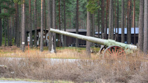 Frontmuseets kännetecken är kanonen som står invid vägen. Den har inte fått vara ifred utan är nerklottrad. Frontmuseum
