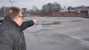 Här ska vi bygga bostäder säger Peter Tanzer Här ska vi bygga bostäder, visar Peter Tanzer, kommersiell projektledare