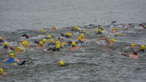 Simning är ett av momenten i triatlon. Starten vid sprintsträckan i Sun City triathlon den 23.8.2014