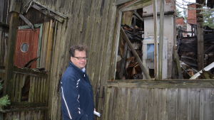 Det fanns omkring 130 baracker på området. Det var ett stort läger. Arkeolog Jan Fast vid en tysk manskapsbarack från 1943. Den här baracken var bebodd ännu på 1960-talet.