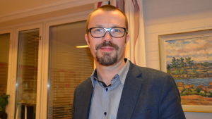 Mikael Eriksson kom på idén att ordna en temakväll om it och internet i Ekenäs gymnasium. Mikael Eriksson vid Ekenäs gymnasium