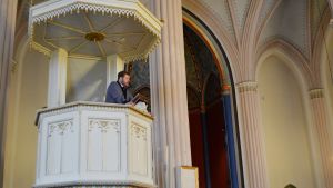 Berättaren Juha Hostikka i predikarstolen. Juha Hostikka i Lovisa kyrkas predikstol.