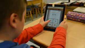 Elev räknar med hjälp av en matematik applikation i sin pekplatta.