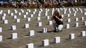 Symboliska gravstenar i Amsterdam till minne av de hundratals migranter som har drunknat i Medelhavet under färden till Europa. Medlem i Amnesty International placerar ut symboliska gravstenar i Amsterdam till minne av de hundratals migranter som har drunknat i Medelhavet under färden till Europa.