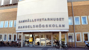 Umeå universitet lockar många österbottningar med sitt stora utbud av utbildningar. Huvudingången till Handelshögskolan och Samhällsvetarhuset vid Umeå universitet.