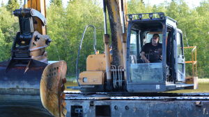 Eventuell muddring faller på Raseborgs stads axlar. Severi Lahti från Tuuri muddrar