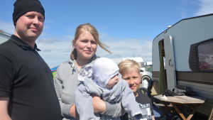 Tiina och Mika Vesamäki bor i husvagn med sina sju barn. Suviseurat 2015 familj i husvagn