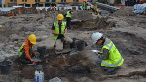 Arkeologiska utgrävningar vid nedre torget i Jakobstad Utgrävningarna på nedre torget i Jakobstad är inne i slutskedet