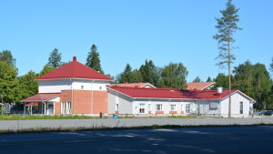Daghemmet i Tenala kyrkby ligger cirka nio kilometer från Prästkulla. Solglimtens daghem i Tenala öppnade 10.8.2015.