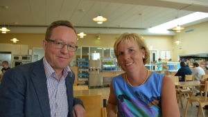 Mika Lintilä och Anna-Maja Henriksson. Riksdagsmännen Mika Lintilä (C) och Anna-Maja Henriksson (SFP) på besök vid Snellman Ab i Jakobstad