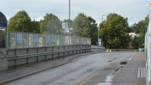 Den nya bron ska bli bredare. Nu kan bara en bil åt gången köra över bron och det är smalt för fotgängare och cyklister. Järnvägsbron i Karis.
