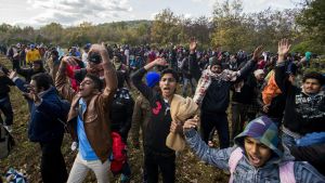Flyktingar vid gränsen till Makedonien. 2015. Asylsökande på den grekiska sidan om gränsen protesterar mot att de inte släpps in i Makedonien 3.12.2015