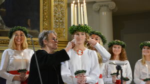 Sonja Lehto valdes till lucia 2015. Här kröns hon av Hilkka Olkinuora. Finlands lucia Sonja Lehto kröns av Hilkka Olkinuora.