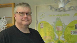Vicerektor Stefan Willför säger att ärendet har hög prioritet. Stefan Willför står framför en planch om trädets mångsidighet.