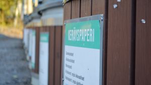 Vi är mer motiverade att till exempel återvinna då vi vet att andra också gör det. Insamlingskärl för papper.