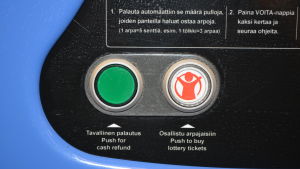 Du kan välja mellan att ta pengarna för tomflaskorna eller skänka dem till Rädda barnen. Knappar på pantmaskin.