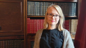 Johanna Slotte utbildar volontärer inom äldreomsorgen