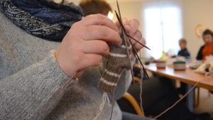 En pytteliten socka som ska värma en babyfot. Fina stickr och tunna garner passar inte alla, men det är Tuvas passion.