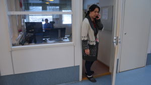 Bråda dagar vid härbärget för bostadslösa i Åbo. På bilden vikarierande chefen Irina Rätsep. Vikarierande chefen för Sillankorva härbärge Irina Rätsep.