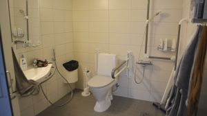 Toaletterna är större på Majberget än i Ebbo. En toalett på Majbergets serviceboende.