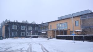 Majbergets servicehus står fortfarande ganska ensamt uppe på Majberget. Majbergets servicehus.