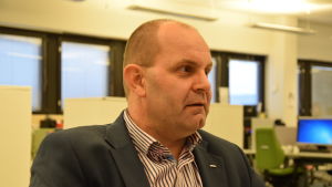 FSL:s ordförande Christer Holmlund är tacksam för att stiftelserna bygger lärarbostäder. Men det är inte hela lösningen. Christer Holmlund, ordförande för Finlands Svenska Lärarförbund