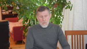 Karl-Oskar Skosgster vill gärna vara aktiv utanför hemmet. Karl-Oskar Skogster är orolig för att mista rätten till färdtjänst.