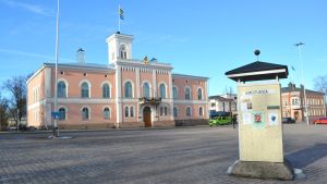 Bra med service inom gångavstånd, men det egna lugnet uppskattas av Lovisabor. Rådhuset i Lovisa.