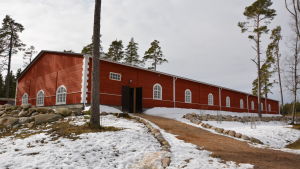 Faciliteterna i Björkboda är högklassiga med bland annat en fullstor manege. Manegen, som stod klar 2015, i Björkboda hos Anna von Wendt, 23.3.2016.