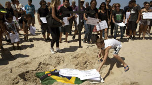 Protest i Rio de Janeiro efter att en tioårig pojke dödats under en polisoperation. Protest i Rio de Janeiro efter att en tioårig pojke dödats under en polisoperation.