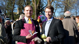 Jockum Törnqvist och Caijus Ahlroth bjöd på munkar. Valborg på Vårdberget.