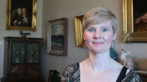 Museichef Jenny Nybom vid Teresia och Rafael Lönnströms museer i Raumo. Museichef Jenny Nybom vid Teresia och Rafael Lönnströms museer i Raumo.