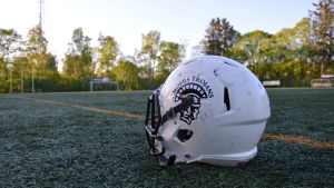 Turku Trojans spelar och tränar på övre plan i idrottsparken i Åbo. Amerikansk fotbollshjälm med Turku Trojans logo.