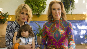 Susi Sánchez och Adriana Ugarte som mor och dotter i Julieta, 2016. Adriana Ugarte poserar med ett barn i famnen och Susi Sánchez titar rakt in i kameran.