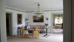 Sal i svensk rokoko. På 1700-talet stod här 18 stolar längs väggarna. Sal i svensk rokoko på Ollas gård.