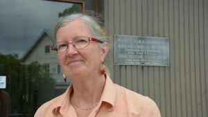 Annica Forssell vid Pargas kyrkliga samfällighet. Annica Forssell utanför pastorskansliet i Pargas.