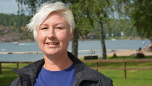 Matilda Åberg förstår att flera vill parkera vid Framnäs. Matilda Åberg poserar vid vattnet.