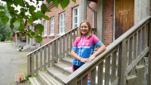 Tolvåriga Sandra Jensen går i Södra Paipis skola. Sandra Jensen utanför Södra Paipis skola.