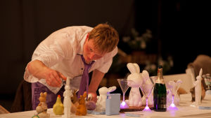 Inför återuppståndelsen. Markus Schäfer dukar ett symboliskt påskbord. Foto från Ibsen:ghosts med Markus&Markus.