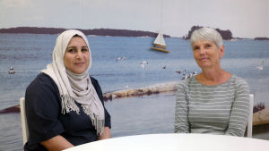 Vänskapsbanden mellan irakiska Najlaa Adnan och Nina Viiala-Laude har vuxit sig starka under de två åren familjen Anwer har bott i Nagu. Najlaa Adnan och Niina Viiala-Laude