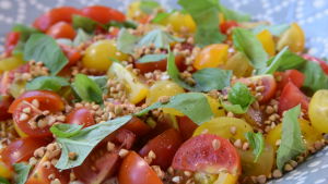 tomatsallad med kryddpeppargrädde