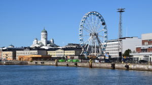 Helsingfors och Nyland klarar sig bra i den nordiska jämförelsen. Salutorget sett från havet en solig höstdag; Helsingfors domkyrka och det nya pariserhjulet i bild.