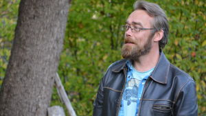 Frank Skog minns Tomteskolan med värme. I dag jobbar han på Unga Teatern. Frank Skog i sin trädgård i Söderveckoski i Borgå.