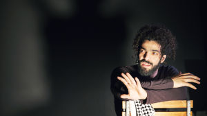Bland musikerna som uppträder finns den kända protestsångaren Ramy Essam. Ramy Essam sitter ner på en stol under föreställningen