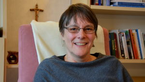 Siv Jern valdes in som prästombud i stiftsfullmäktige. Familjreådgivaren Siv Jern sitter i sitt arbetsrum. Bakom henne skymtar ett kors uppsatt på väggen.