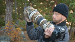 Naturfotografen Sven Forsell monterar ett 500 mm objektiv på kameran.